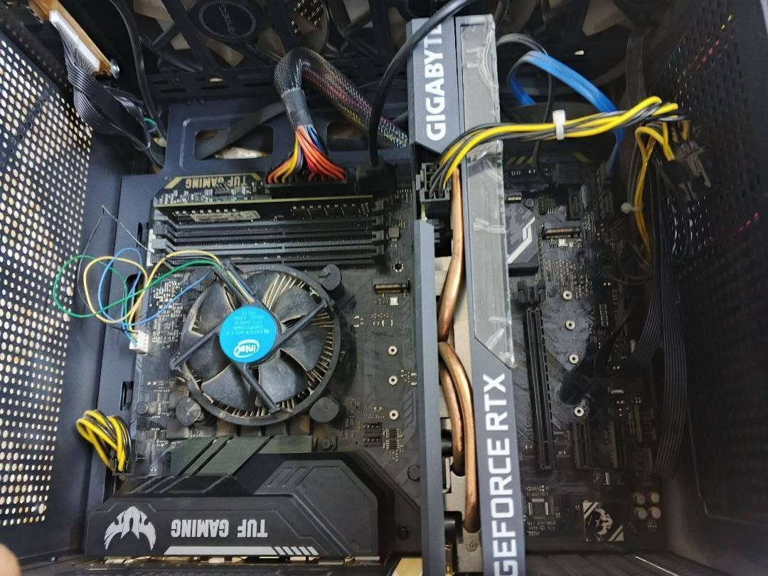 سلام عليكم شبابنة الطيبة شونكم....
عندي حاسبة للبيع مواصفاته كالأتي :
------------------------
المعالج: Intel Core i5-9400F 

كرت الشاشة: Gigabyte RTX 3060 Ti 8GB 

اللوحة الأم: ASUS TUF H370-PRO GAMING 

الرام: 16GB DDR4 

التخزين: SSD 128GB + SSD 1TB 

الشاشة: MSI G272QPF، 27 بوصة، 2K (2560×1440)، 165Hz، استجابة 0.5ms 

النظام: Windows 11 Pro

الملحقات:
سماعة Logitech G Pro
UPS Falcon 1500VA

كيبورد ميكانيكي Machenike K500 

ماوس Fantech
------------------------
حبايب التجميعة كلهة بسعر 1.150.000 وبيهة مجال بسيط
------------------------
الأستفسار على هذا الرقم ***********
