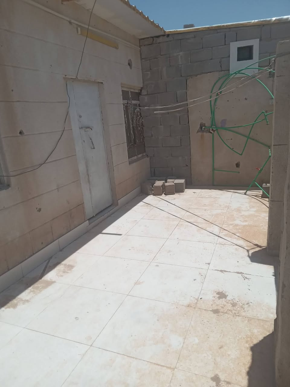 سلام عليكم بيت بالزبير خلف المعارض مقابيل الصحفيين قريب على الشارع العام البيت يتكون من قرفتين ومطبخ وديوان وصاله وصحيات المساحه بيت 230 لبيع السعر 14مليون او اجار سعر 200الف بالشهر(***********

