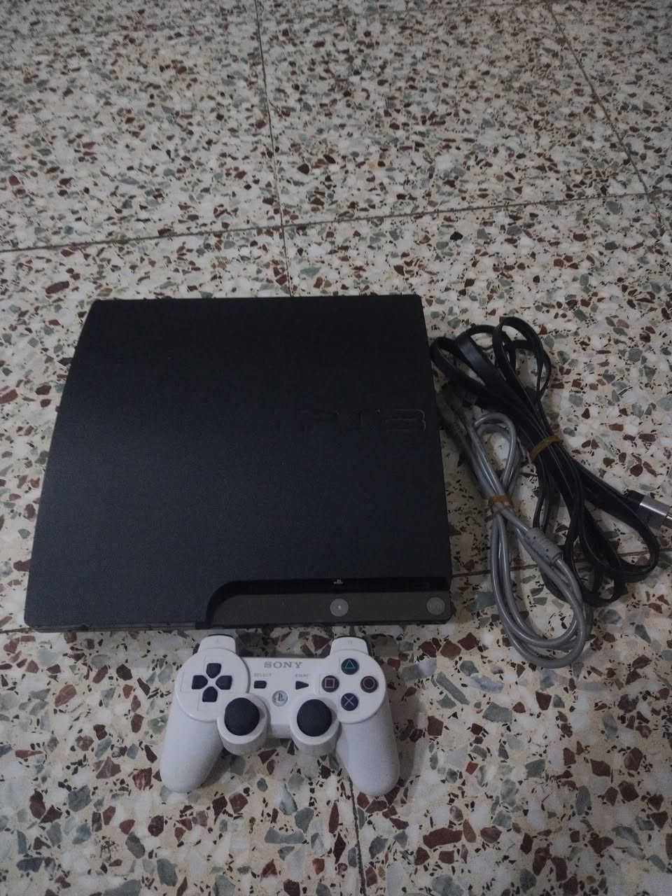 بلي 3 مهكر نضيف جداََ وجديد ماامستعمل هواي ويه ملاحقاته يدهه واير شحن واير HDMl اخو الجديد. رايدهه 150 وبيه مجال بسيط رقمي *********** واتساب مكاني نجف
