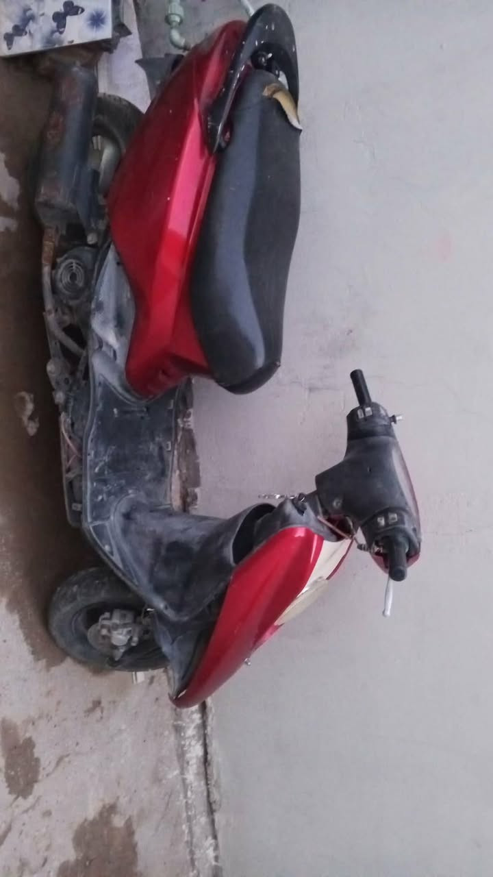 دراجه نوع بريز  زوج تاير جديد  كابريته اصليه نضيفه. كهربائيات يحتاجله ترتيب بسيطات  دراجه نضيفه حلوه يحتاجله بس  تجفيت. وعايزله ترتيبات بسيطة كلش  سلف هندر  السعر 300 بيهه مجال للشراي العنوان نجف حي الحولي الرقم ***********
