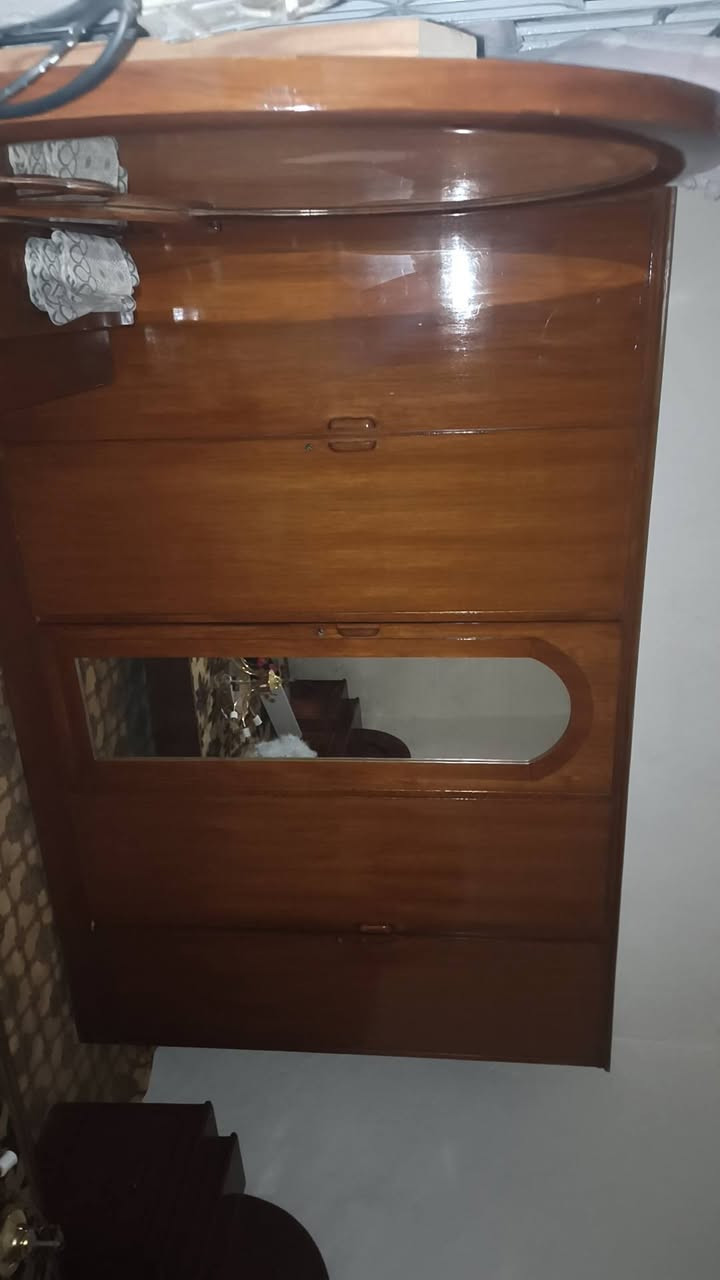 غرفة اخشاب مستعملة درجة اوله نضيفة جدا 
مكانة مركز مدينه 
سعره ٦٠٠ بيه مجال 
. 
***********
@إشارة
