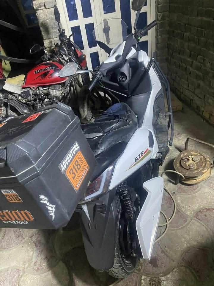 السلام عليكم شباب دراجة للبيع كهربائية الشحن
نوع GTR/NMAX غنيـه عن التعريف
بطارية ليثيوم فوسفات الحديد

72V - 50AM
اخذتها من معرض عدي ابو عسل 
وايضاً معرضهم الثاني دراجات اليابانية

دراجة كاملة جنطة وياها خلفية وجنط عدد ٢ صفاح و درع 

سرعة الدراجة 95 الحقيقي مع الوزن توصل 85 

نظام ٣ سرع مع البك سرعة شاحنة وياها اصلية 

اخذتها صار 8 اشهر شباب السعر 

1700 وبيها مجال قليل للطيبين 

رقم ***********  للاستفسار او الواتساب موجود
مكاني بغداد / العبيدي
