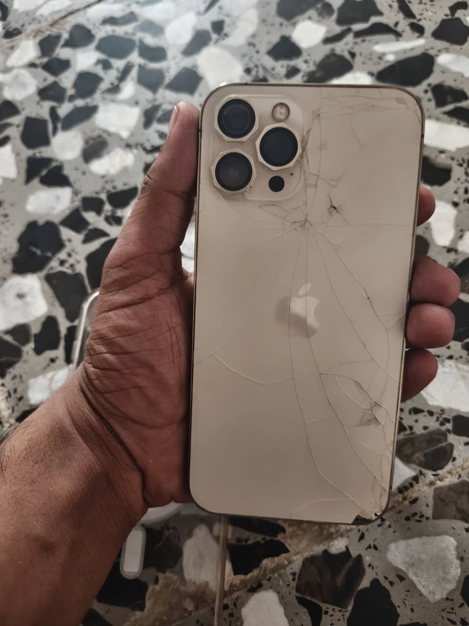 سلام عليكم ايفون 12 برو ماكس ذكره 256 مبدل بطاريه وشاشه فيس ايدي شغال الضهر مكسور بل ما موضح بل صوره جهاز نضيف اكله كامرات تخبل السعر 350 وبي مجال مكاني الزعفرانيه الرقم ***********
