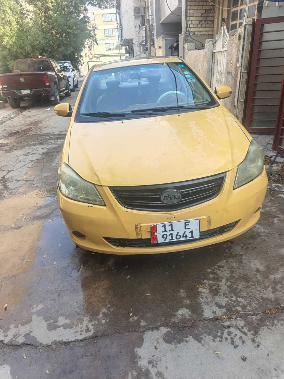 السلام عليكم بي واي دي G3 2013گير عادي المرغوب گير ومكينة نضيفات خير من الله كلج وباتري جديد تبريد ثلج صدرهه خير من الله مصفرة هيئة وغرامات سيارة بلادية كشنات جلد بلادي السعر ٤٥ وبيهه مجال بسيط المكان بغداد  للاستفسار***********
