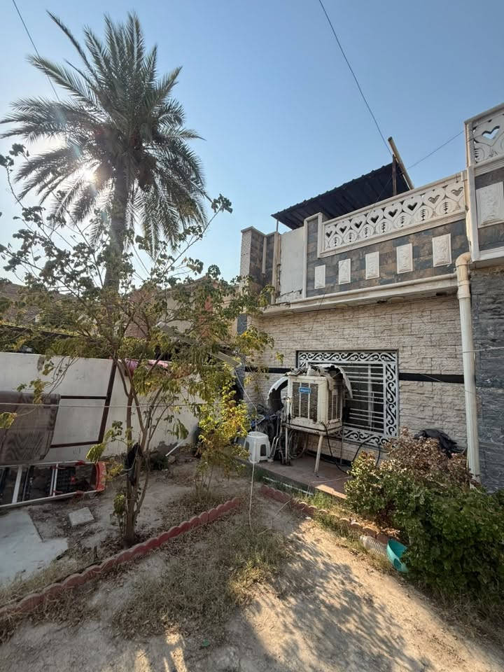 🏡 _بيت للبيع
📍 _الموقع:_ بغداد - حي العامل - محلة 811 -   خلف الدفاع المدني
📐 _المساحة:_ 90 م²  
📏 _الأبعاد:_ الواجهة 4.5 م × النزال 20 م  
🏠 _التفاصيل:_ 
- 3 غرف نوم 
- 1 غرفة فوق 
- 2 غرفة جوه
- نظافة 90%
- سند جديد
-حديقه
عرض الرصيف3م
وعرض الشارع10م
💰 _السعر:_ 140 مليون دينار 
✅ _بي مجال جداً بسيط_
بيت مرتب وموقعه زين 
علما لايوجد مطبخ ولاخدمات

الهاتف ***********
