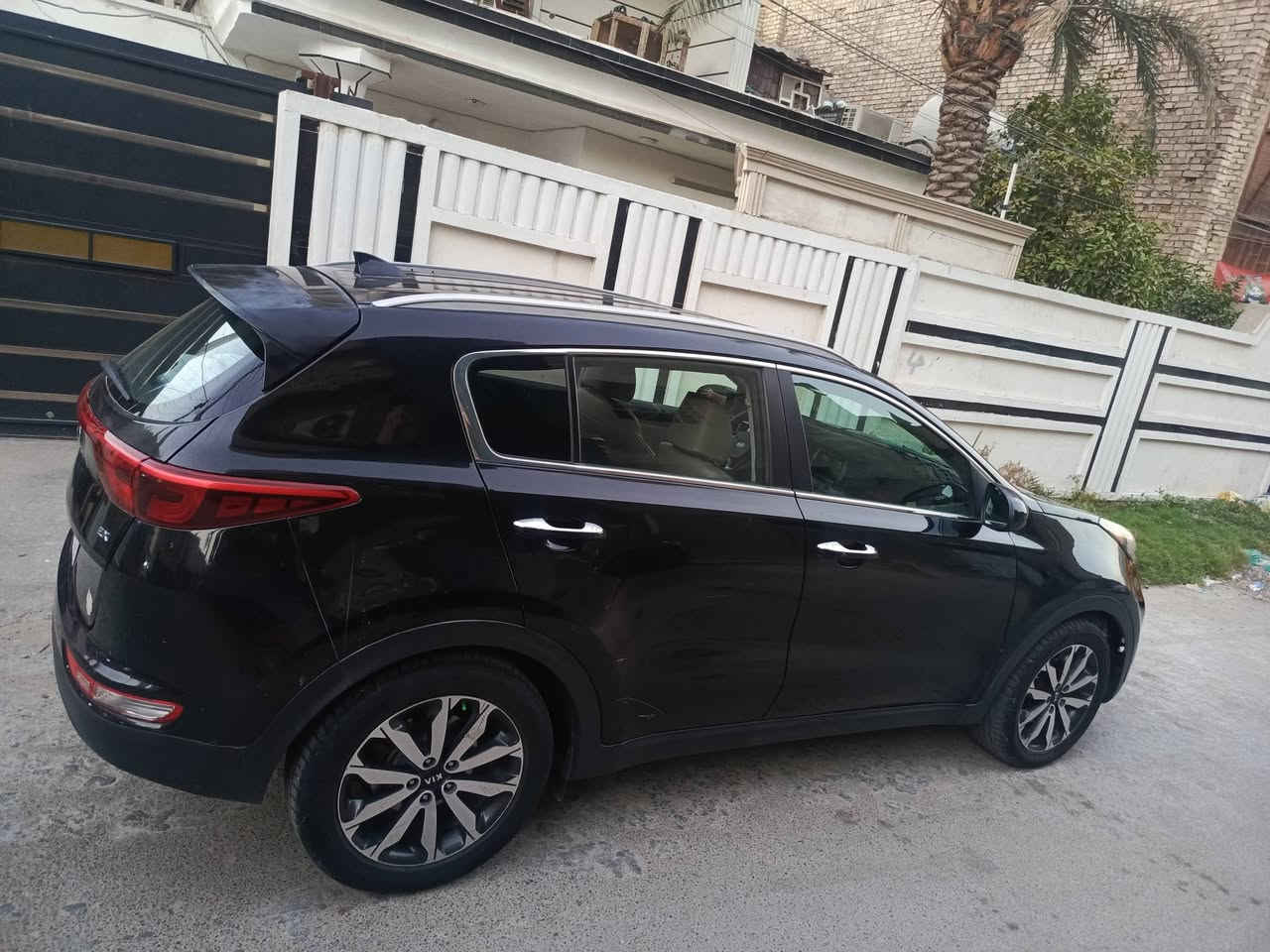 السلام عليكم.  
كيا سبورتج 2017 
رقم بغداد الجديد الدولي سنوية ل2030
بسمي تحويل مباشر 
ماشية 110 الف 
موصفات EX 
بصمة 
كشنات جلد 
كشن كهربائي تحكمات سيتيرن 
3 وضعيات قيادة اوتو وسبورت وايكو 
يو اس بي امامي وخلفي 
تبريد قطعتين 
حادث امريكا مثل ما موضح بلصورة 
تعمير جدا جدا بسيط بداية شاصي بدون دواخل 
وكل الامريكي يجي حادث 
سيارة حلوة ومرتبة وما ناقصهة شي 
مكانهة جزيرة بغداد السياحية 
سعر 122 وبيهة مجال حق جيتك.  
 ***********

ملاحضة بسيطة.  للي يدور مكفول تحصل ب185  تحصل 190 فرق 10 ملايين عن فلوسك فماريد احد يتفلسف رحمة لهلكم 
متعجبك اعبرهة وتحصل اغات اغاتهة ان شاء الله 🤲
