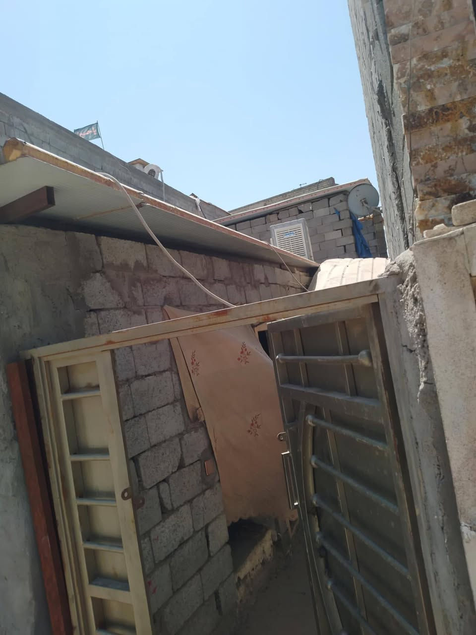 سلام عليكم ورحمه الله بيت طابو زراعي لبيع سند ٢٥ في منطقة الدورة ابو دشير مساحه ١٠٠متر كامل خدماته مي مجاري بسعر كاع سعر ٣٥ مليون وبيه مجال لشراي مستعجل على بيعنه لتواصل على رقم
‏‪***********‬‏

