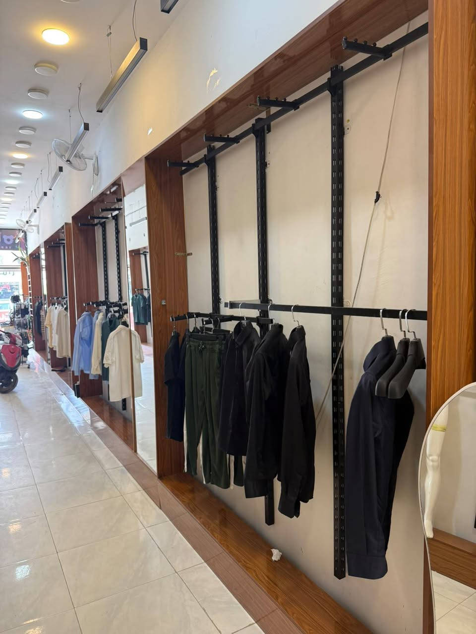 ديكور للبيع محل ملابس رجاليه سعر مناسب جدا ادخل واتساب للستفسار اكثر ***********
