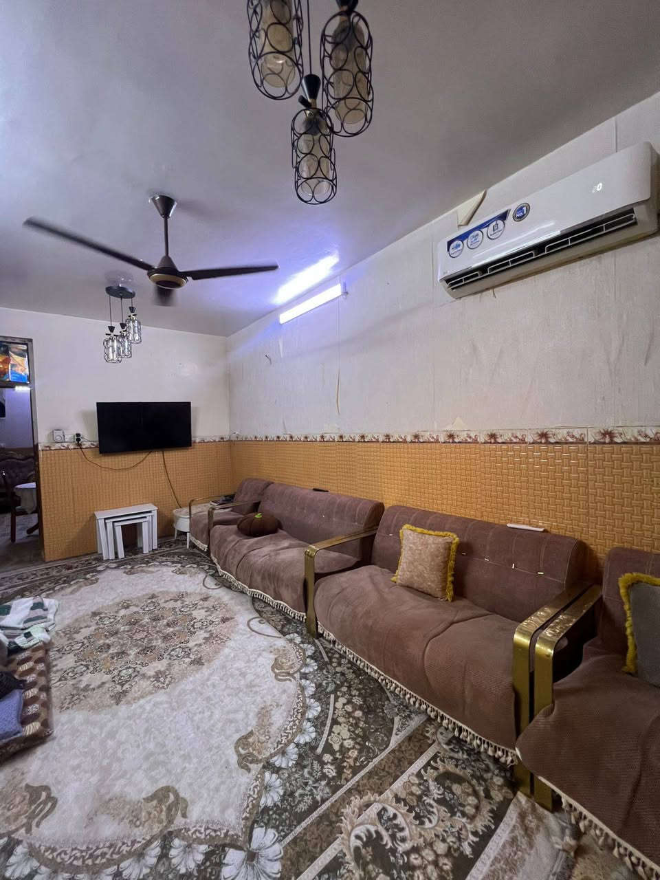 (بسم الله الرحمن الرحيم)

دار للبيع 

المساحة 145 متر 

الواجهة 6٫75 
النزال 22

محتويات البيت 

صالة 
نوم عدد5 
مطبخ حار بارد 
صحيات عدد 2 
كراج كبير وصحيات خارجية 
مساحة درج كبيرة وبيتونة 

📍الموقع الشعب مقابيل كلية الامام موسى الكاظم 

للاستفسار: ***********
***********
او زيارة مكتب المصطفى للعقار
