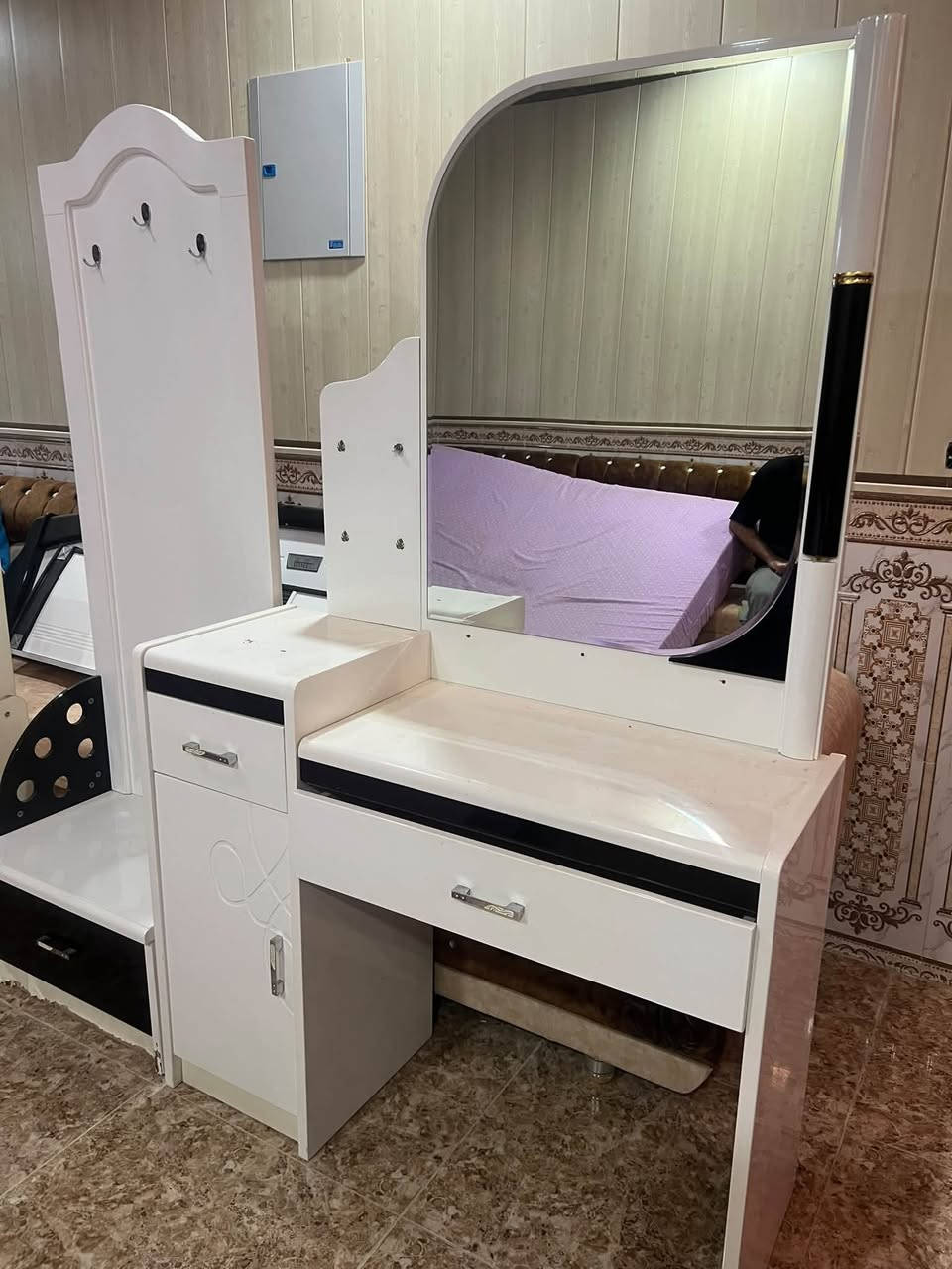 دوميز • غرفة نوم • بسيطة
