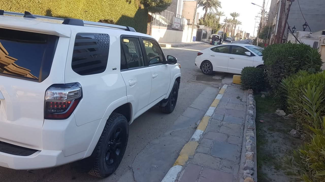 السلام عليكم ورحمة الله وبركاته
الدبابة اليابانية فور رنر لون ابيض صدفي Sr5 موديل ٢٠٢٢ 
كير محرك v6  مكفول كفالة بلادي 
تبريد ثلاجة
رادار امامي
بصمة ابواب بصمة تشغيل 
فول تحكم ستيرن جهتين وتدفئة بالستيرن
شاشة كبيرة مع كامرا دوارة
نظام تحديد مسار 
نظام مانع انزلاق
٣ أنظمة قيادة ايكو ، نورمال ، سبورت
كشنات كهرباء، 7 راكب 
حساس امامي + خلفي
هوك خلفي 
السيارة ماشية ٥٧ 

اخوان حادث السيارة سطحي جاملغ وبنيد بدون دواخل  بدون شاصي نهائياً
السيارة  رقمها بغداد الرقم الجديد بأسمي شخصيا
مكاني بغداد غزالية سعرها 275 وبيها مجال كلش بسيط 
وما اعتقد اكو هيج موديل بهيج حادث بدون شاصي مع الرقم بهيج سعر 
***********
