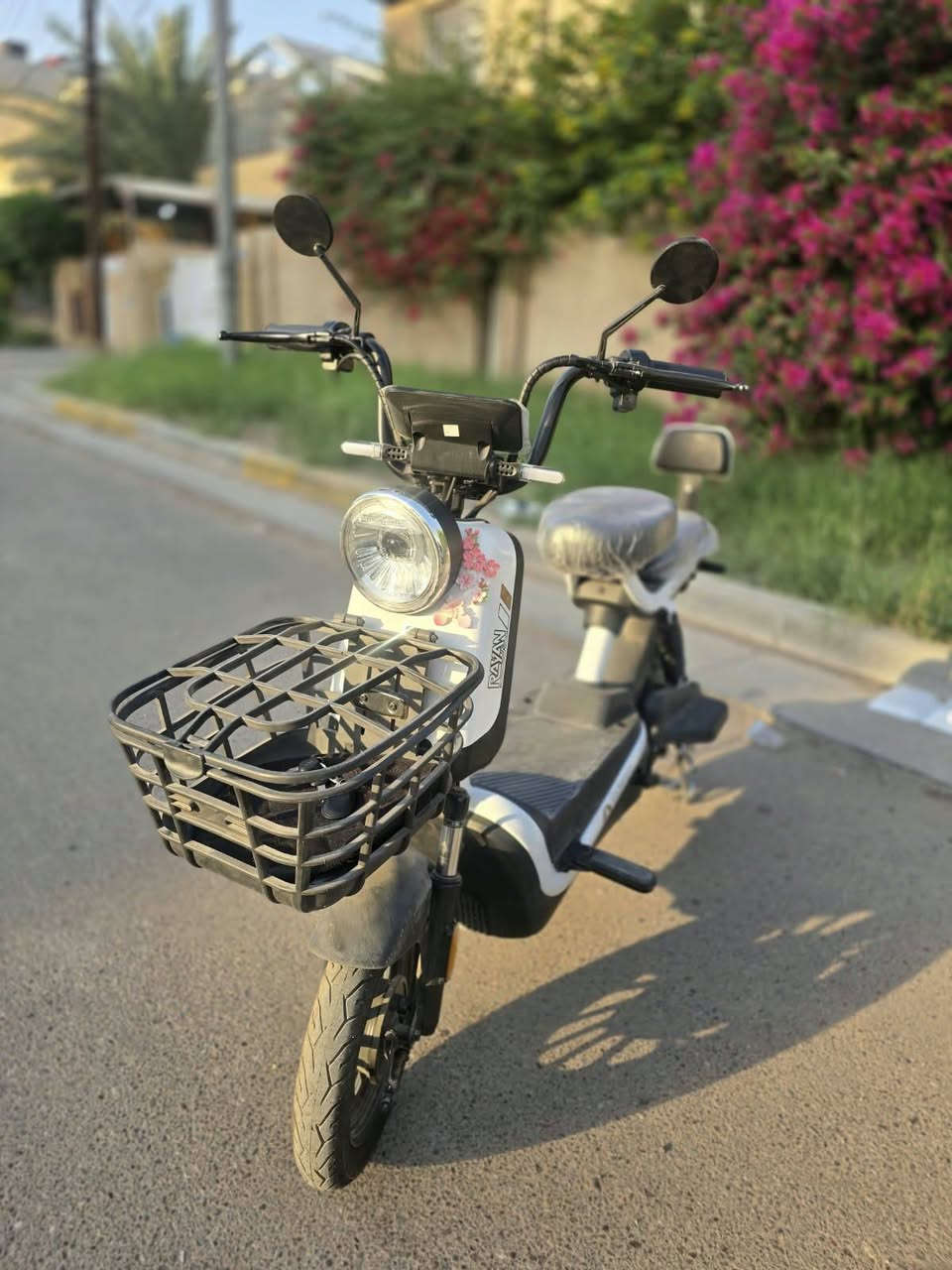دراجة للبيع
السلام عليكم 
دراجه شحن للبيع نظافة فول محرك كهربائي (Hub Motor) 🏍
 اربع بطاريات بيها و 3 سرع حقيقيه وبيها كيرين 
🔋شاحنه اصليه
 دراجه كلش نظيفه مال بنيه مشتغله اقل الشهر كلشي شغال بيها نقصها بس بطاريات لان متروكه صار فتره
السعر ٣٠٠ وبيهه مجال بسيط للشراي
العنوان المنصور 
للاتصال وتساب 
***********
