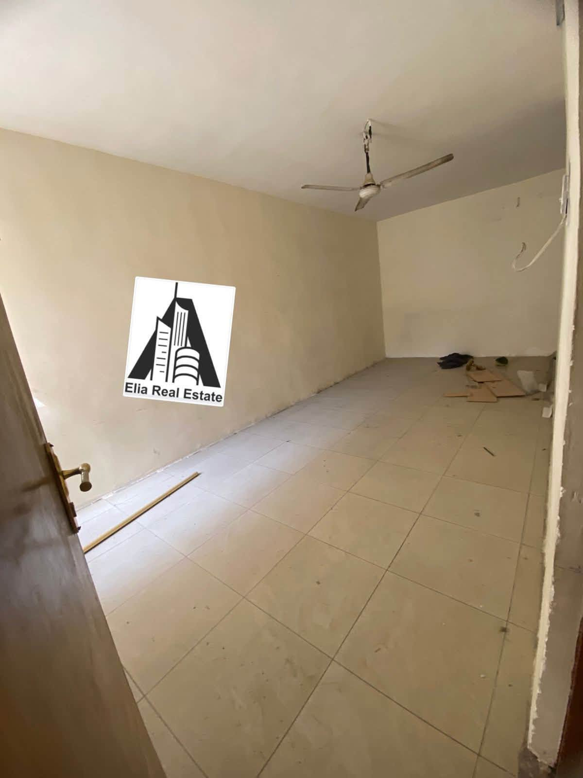 للأيجار في السيدية
بيت كلاسك مساحه 200 متر 
يحتوي على كراج و استقبال ومطبخ وغرف نوم عدد 3 وصحيات ومناور 
( ارضيه جديدة ويحتاج فقط صبغ ) 
الموقع : الاقتصاديين خلف الضريبه ..
الايجار  : مليون قفل 
للاستفسار اكثر *********** حمزة 
مكتب ايليا للعقار

نص مكتوب في الصور:
- Elia Real Estate