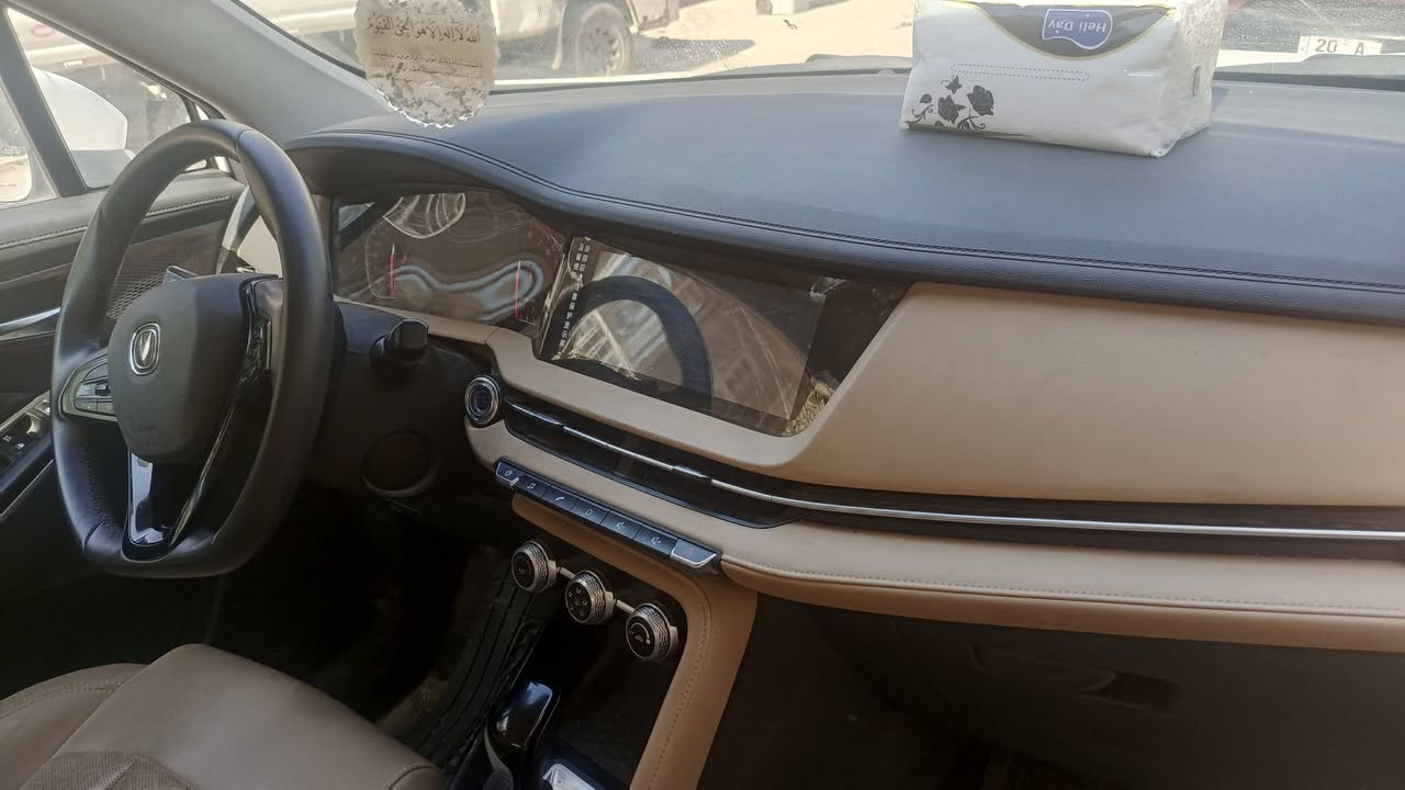 السلام عليكم سيارة شانجان CS15 (Changan CS15)، :
​المحرك والأداء
​المحرك: 4 أسطوانات (4 سلندر) سعة 1.5 لتر بتنفس طبيعي.
​القوة: حوالي 105 إلى 107 حصان.
​عزم دوران: حوالي 145 نيوتن/متر.
​ناقل الحركة (الكير): أوتوماتيكي من نوع DCT (ثنائي التعشيق) بـ 5 سرعات.
​نظام الدفع: أمامي (FWD).
​الأبعاد والسعة
​نمط الهيكل: كروس أوفر subcompact (صغيرة الحجم).
​خزان الوقود: سعة 44 لتر تقريباً، وتتميز باستهلاك اقتصادي للوقود.
​التجهيزات والتقنيات العامة
​الإضاءة: مصابيح أماميّة بتصميم حديث مع إضاءة نهارية LED.
​الأمان: وسائد هوائية أمامية، نظام منع إغلاق المكابح (ABS)، نظام توزيع قوة الفرملة إلكترونياً (EBD)، ونظام التحكم بالثبات (ESP).
​المقصورة: شاشة معلومات وترفيه لمسية وسطية، نظام صوتي، عجلة قيادة متعددة الوظائف، وحساسات خلفية مع كاميرا  السعر خاص رقمي ***********
