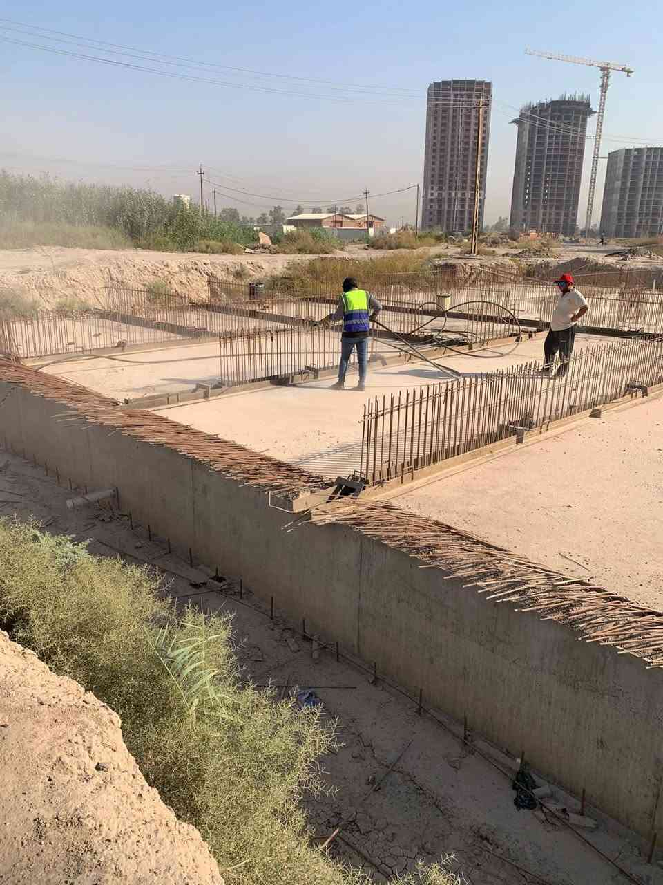 عن مجموعة الناصر
نحن مجموعة الناصر، جهة متخصصة في تنفيذ أعمال التنظيف الشاملة والتجهيز الفني لخزانات المشتقات النفطية (البنزين، الكاز/الديزل، والفيول). نعتمد على كادر فني متخصص ومؤهل للتعامل مع الموقع والمواد البترولية، مدعوماً بـ معدات وتقنيات حديثة تضمن أعلى مستويات السلامة المهنية والكفاءة التشغيلية، مع الالتزام التام بإنجاز الأعمال وفق الجدول الزمني المحدد.
للتواصل والاستفسار 
***********
***********
نطاق العمل والخدمات الفنية
التنظيف والتهيئة:
سحب وتفريغ الرواسب والمخلفات الثقيلة (Sludge) من أرضيات الخزانات باستخدام معدات شفط مخصصة.
تنظيف وتطهير الجدران والأرضيات الداخلية من الأطيان والرواسب الكربونية والكبريتية.
التجهيز والمعالجة:
إعداد الخزانات وتجهيز أسطحها الداخلية لتكون جاهزة تماماً لأعمال الفحص الهندسي، العصف الرملي (Sandblasting)، والطلاء المانع للتآكل.
تهوية الخزانات وقياس نسبة الغازات لضمان بيئة عمل آمنة ومطابقة لمعايير السلامة قبل الدخول.
مقومات القوة والتميز
👷‍♂️ كادر متخصص: فريق عمل ذو خبرة عالية ومؤهل للعمل في البيئات الخطرة والمناطق المغلقة (Confined Spaces).
🛠️ معدات حديثة: استخدام مضخات، معدات ضغط عالية، وأجهزة شفط متطورة لضمان إزالة الترسبات بدقة وسرعة.
🛡️ معايير أمان عالية: تطبيق صارم لإجراءات السلامة والصحة المهنية (HSE) أثناء ومابعد عمليات التنظيف.

للتواصل والاستفسار 
***********
***********
