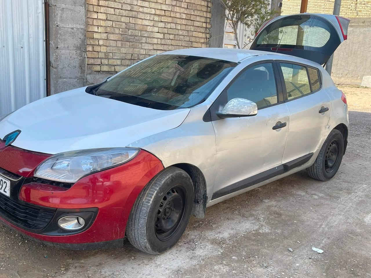 السلام عليكم رينو ميكان مديل ٢٠١٢
محرك جديد /تبريد خير من الله 
رقم بغداد هزه سنويه جديده ب اسمي تحويل مباشر 
السعر ٤٠
مكانها بغداد الشعب ***********
