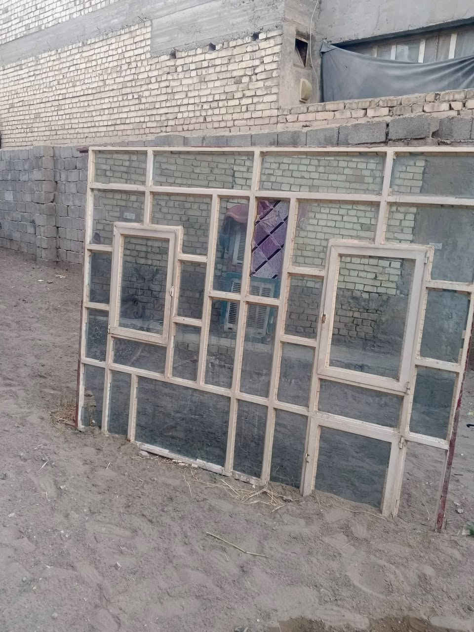 السلام عليكم شبابيك نضيفه من دون اخياس حديد اصلي ارتفاع مترين 200/ وعرض 250 مترين ونص للبيع  العدد (2) شبابيك ***********/ العنوان بغداد
