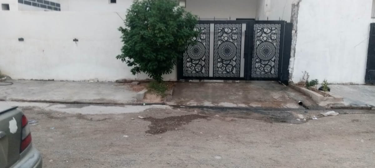 دار للبيع زراعي مساحة ٢٥٠ متر طابق واحد غرفتين نوم واستقبال هول مطبخ وصحيات كراج حديقه البيت نقص سيراميك سقف ثانوي سعر مناسب اي استفسار عله خاص او اتصل ***********
