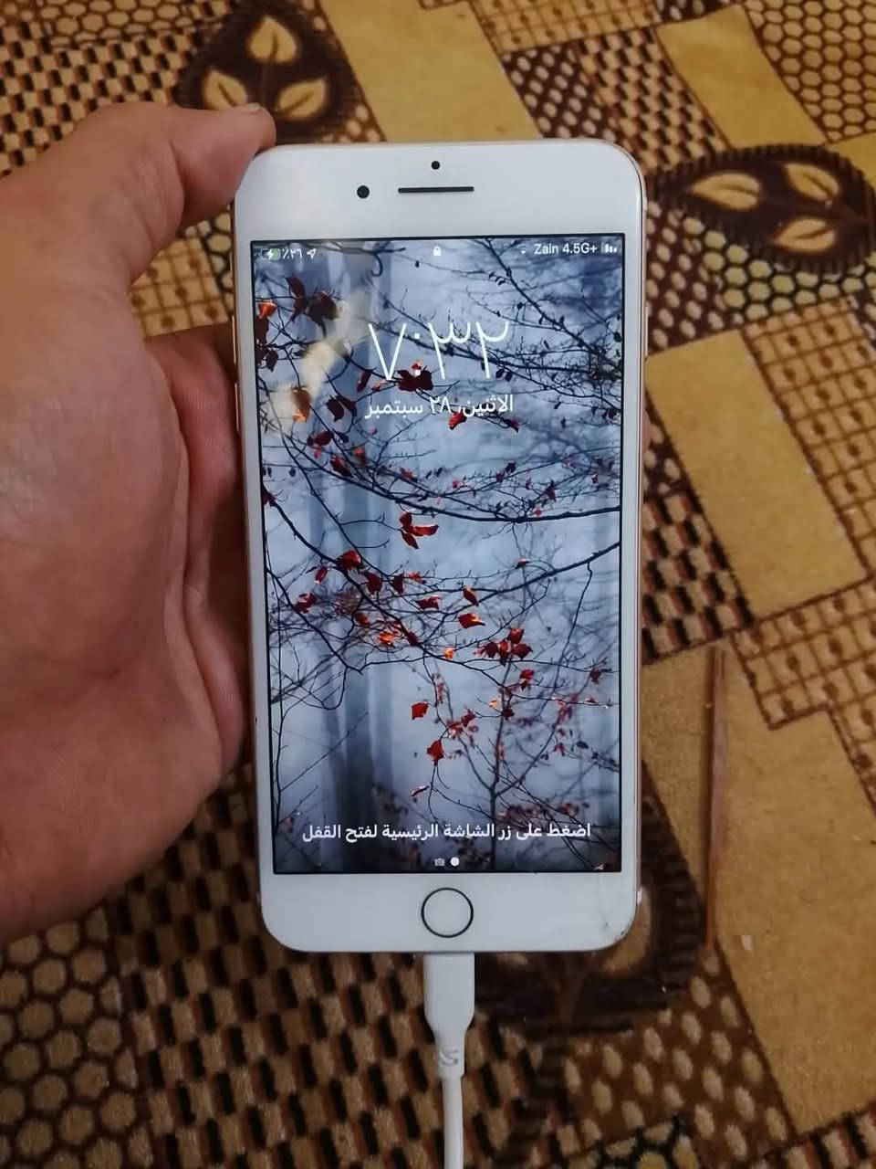 ايفون 7 بلاس بيه بطاريه مبدله ولباقي بلاد الكامره كلش حلوه السعر اب 100 وبيه مجال ***********
