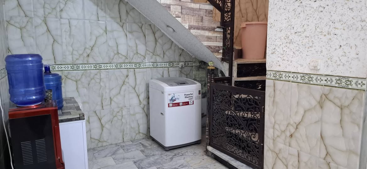 السلام عليكم ..بيت 100 متر طابقين بي غرفتين في الطابق الثاني وغرفة وصالة واستقبال في الطابق الاول صحيات داخلية وخارجية ..البيت على شارع 80 ثاني فرع للشراي فقط *********** شارع 10 متر
