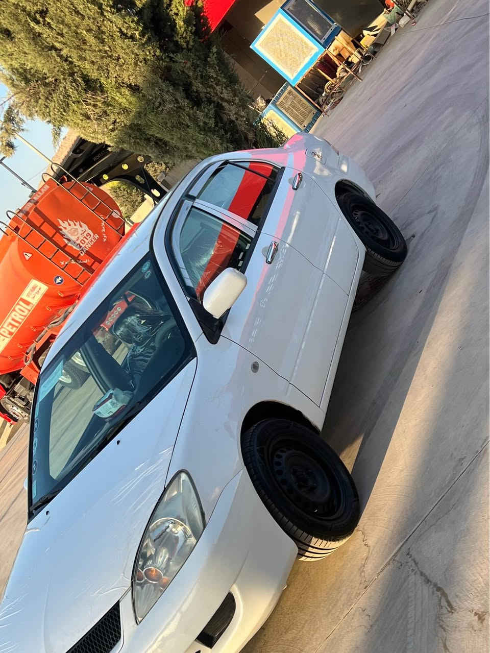 لانسر  
موديل. 2011
بئ بوخ
مكينه گوره دبل گير
سه نه وى پلاستيك پاكانه ى هوليرى له گله به شرت
***********
*********** رانية, السليمانية

