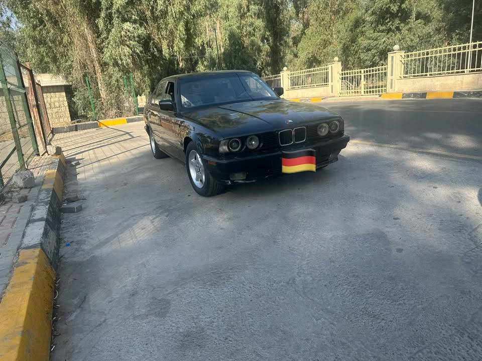 سلام عليكم BMW525للبيع فول مواصفات رقم نينوى دولي بسمي سعر ٤٠$وبيها مجال قليل واتساب ***********

