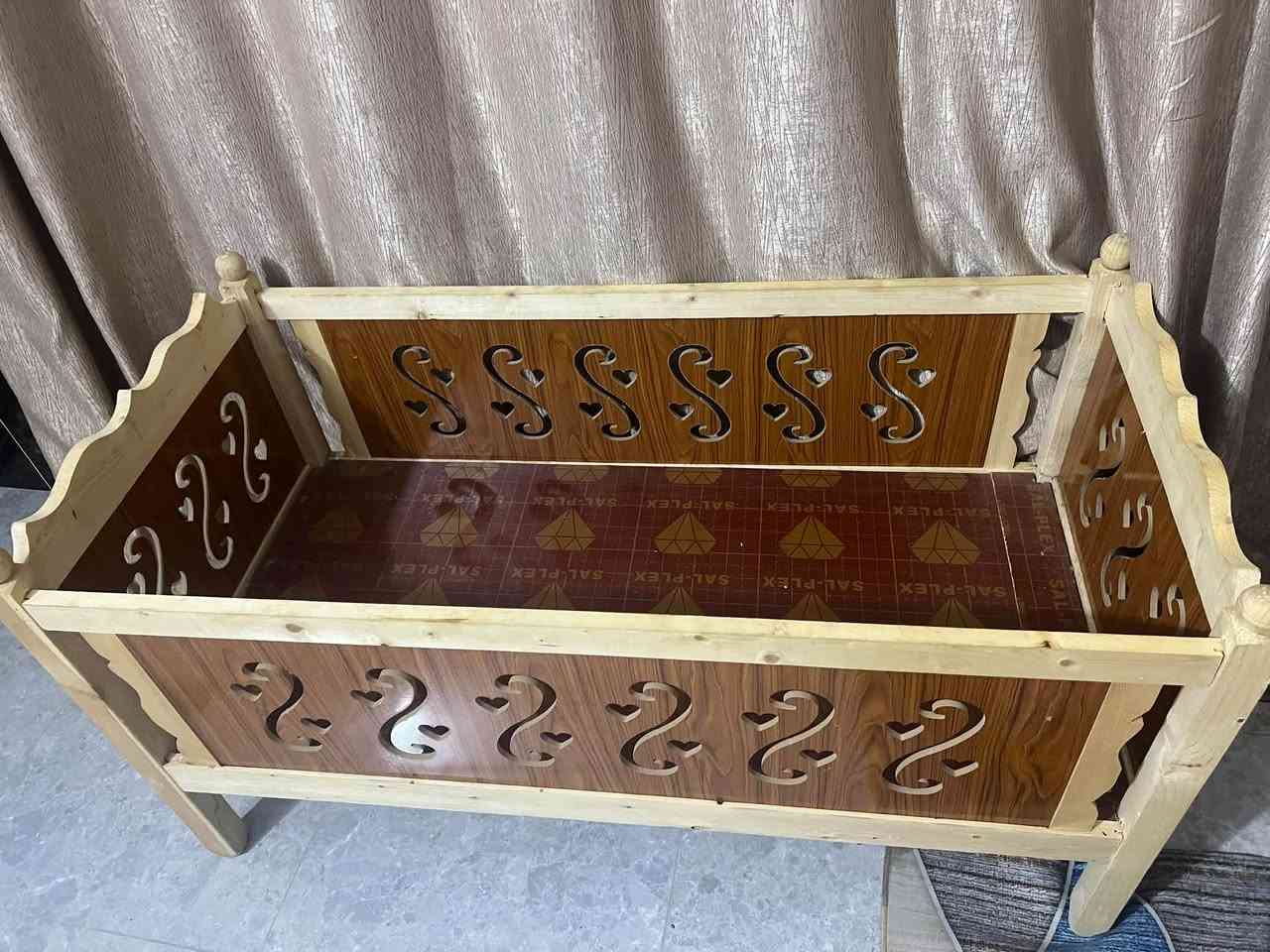 چربايه اطفال +ميز خشب تركي جديد كلش +رفوف خشب تركي نظيفات ***********الي بخاطره يتصل
