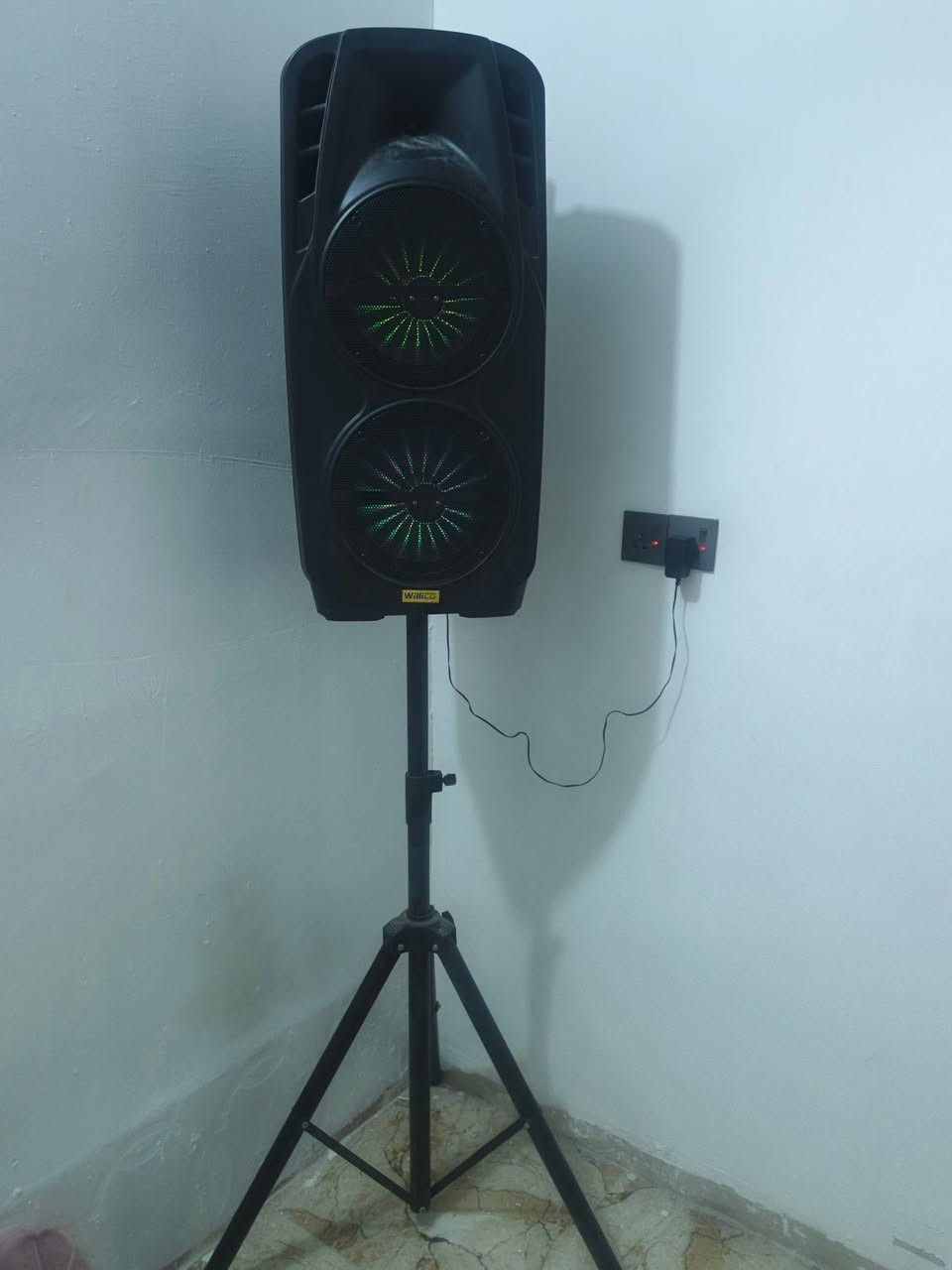 مكبر صوت ديجي • سابووفر مزدوج • إضاءات LED