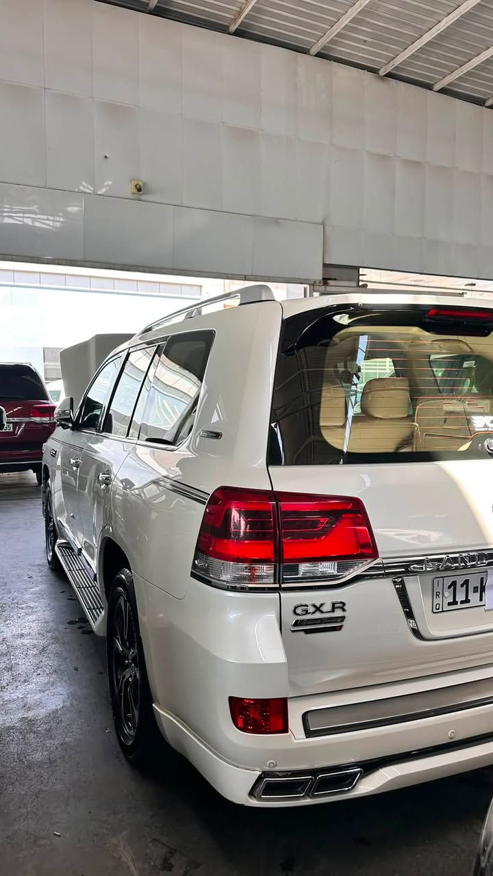 تويوتا لاندكروزر  2021 GXR (Grand Touring – SAS)
 (باب أول – شركة SAS) 
السيارة على وضعها البلدي (أصلية بالكامل)
بدون صبغ، بدون بارد، بدون تبديل، بدون رمل
دعاميات ولحيات بشرط وكالة مغلفه PPF 
كفالة عامة من كلشي
محرك بشرط 
4 تايرات دنلوب أصلية جديدة
سنوية + زنك + رقم كلها جديدة وجاهزة
جاهزة 100% بدون أي نقص
المواصفات (فل فل 1/1)

🟪 السعر  :: اتصل 

فتحة سقف
بصمة تشغيل + أبواب (2 بصمة)
تشغيل عن بعد
صندوق شفط (كهربائي)
3 شاشات
4 كاميرات
شحن وايرلس
كشنات جلد + كشنات كهرباء (كشن السائق 3 دكم)
ثلاجة
نظام ECO
حساسات أمامي وخلفي
مرايا شفط + طي أوتوماتيك
لايت LED + زينون بلادي
داخل بيجي
ستيرن تحكم  

للبيع او مراوس 

مكان بغداد 

*********** // ***********📞
