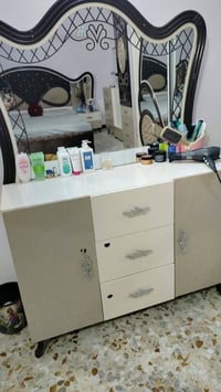 غرفة نوم • خشب • بيها مجال