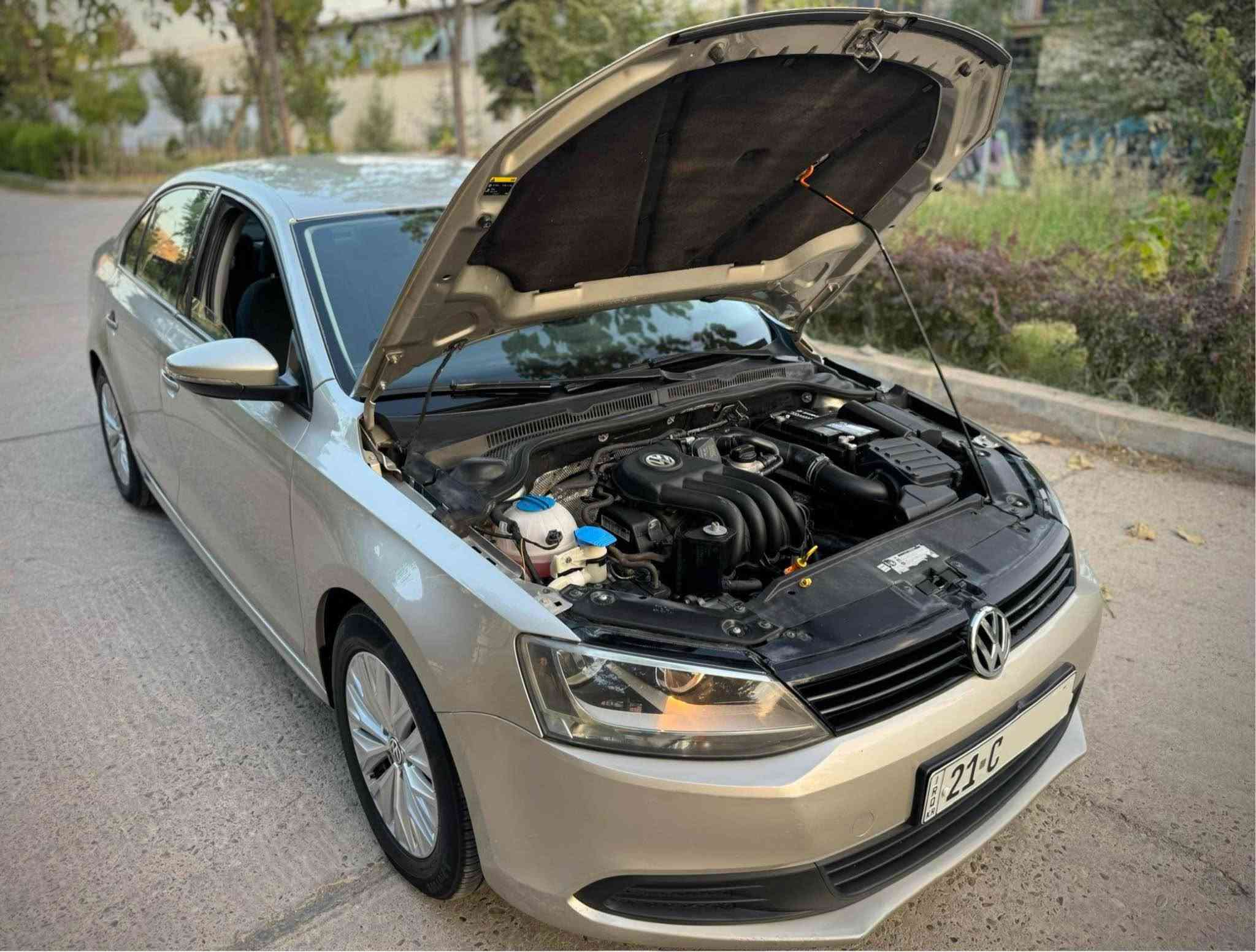 ‎کوردی / عربی 

‎بسم الله الرحمن الرحيم
Jetta 2015 خلیجی بێ بۆیاخ  

ماشەڵا سەیارەیەکی بە تەحەمول و کەممەسرەف
خۆم لە دەستی یەکەمم کڕیوەتەوە زۆر تازە ماوەتەوە
سەنەویو ڕەقەم تازەیە تا ٤ /٢٠٢٨ بە ناوی خۆمەوەیە 
مەکینە ٤ پستۆن ٢.٠ بێ تۆڕبۆ ٦ گێڕ مەرغوب بەشەرت
کامل سێرڤس ڕۆن و هایدرۆلیک و مەصفی بانزین 
پلاک و نۆزڵ و کامل ڕێڕەوی هەوا و حاسەکان 
 تایەو ویلی مۆدێل ٢٠٢١ ی بۆ بەستراوە 
181هەزار کیلۆ مەتر ڕۆیشتوە 

نرخ 💵(( 115 )) 💵گەڵا و معامەلە 

مواسەفات خلیجی ناسراوە 
شاشە ئایپاد ی بۆ بەستراوە و حاسە و کامێرەیە 
گێڕی ئۆتۆماتیک و عادی و سپۆرت و تحدید سرعە
جامەکانی ئۆتۆیە بە سویچ دەکرێتەوەو دا دەخرێ
تەبریدێکی زۆر ساردی هەیە و تەبرید مەرکەزیە ❄️
گاعی و کەتەلۆک و سپێر و جەگی شەریکەی تیا ماوە
زۆر مواسەفاتی تر …

سەیارەکە بێ بۆیاخە دەعامیش بۆیاخ نیە  ٣ پەڵە PDR ی هەیە و زۆر بە جوانی چاککراوە پێوەی دیار نیە 

ڤیدیۆی کاملی سەیارەکەم لایە کڕیار داوا بکات ✅

📍شوێن : سلێمانی 

***********☎️
ڤایبەر و واتصئاپی لەسەرە 

———————————————
جيتا موديل ٢٠١٥ خليجي بدون صبغ

ماشاءالله سيارة عمليه و قوية و الاقتصادية جدا 
شتريت من ايد واحد و باقي جديد جدا
سنوي و رقم جديد حتى ٤/٢٠٢٨ و باسمي 
محرك ٤ سلندر ٢.٠ تنفس طبيعي و ٦ گير مرغوب 
سويت كامل سيرفس زيت محرك و هايدروليك ✅
و مصفی بنزین جدید و بلاك و نوزل و كل حساسات
و تاير و ويل جديد مال ٢٠٢١ 
ماشي 181 الف كيلومتر 

سعر💵 (( 115 )) 💵ورقة و بيها مجال 

مواصفات خليجي معروفة
شاشة ايباد و كاميرا و حساس و تحديد سرعة 
گير أوتوماتيك و عادي و سبورت قوي جدا
جامات اوتو و يفتح و يصعد عن سويج 
تبريد بارد جدا و تبريد مركزي ❄️❄️
گاعيات و كتلوك و جك و سبير شركة موجود
بعد هواي مواصفات…

سيارة بدون صبغ  حتى دعاميات بشرط
بيها ٣ مكان تعديل PDR و مامبين 

عندي فيديو كامل سيارة شراي آطلب و تدلل ✅

📍مكان: سليمانية 

***********☎️
فايبر و واتساب موجود السليمانية, العراق
