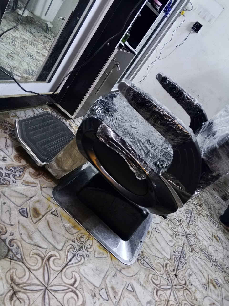 كرسي حلاقه جديد استعمال أشهر  للبيع  سعره 180 وبي مجال ***********المكان كربلاء حي الغدير
