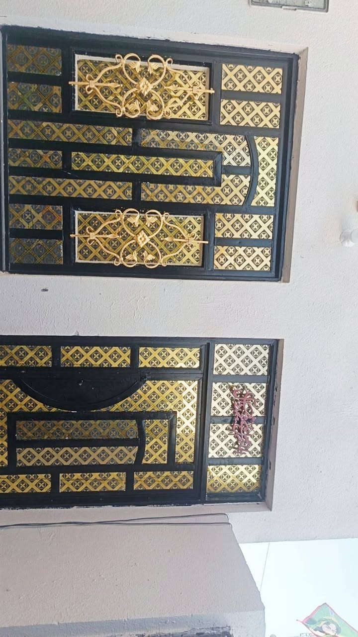 السلام عليكم بيت مساحه ١٥٠ متر واجهه ١٠ نزال ١٥ موقعه شارع السنية السياحي خلف صيدلية الرامي يبعد ٣٠٠ متر عن الشارع العام يحتوي على غرفتين نوم ،صالة.مطبخ.صحيات داخلية.صحيات خارجية.براني وسطح ستارة بيت جديد ونظيف الخدمات مجاري وكهرباء وشبكة ماء جديدة البيت مرمم درجة اولى من كل النواحي وطابو سند ٢٥ بأسمي تحويل ثاني يوم وسعرة هم مناسب للاستفسار الاتصال ***********
