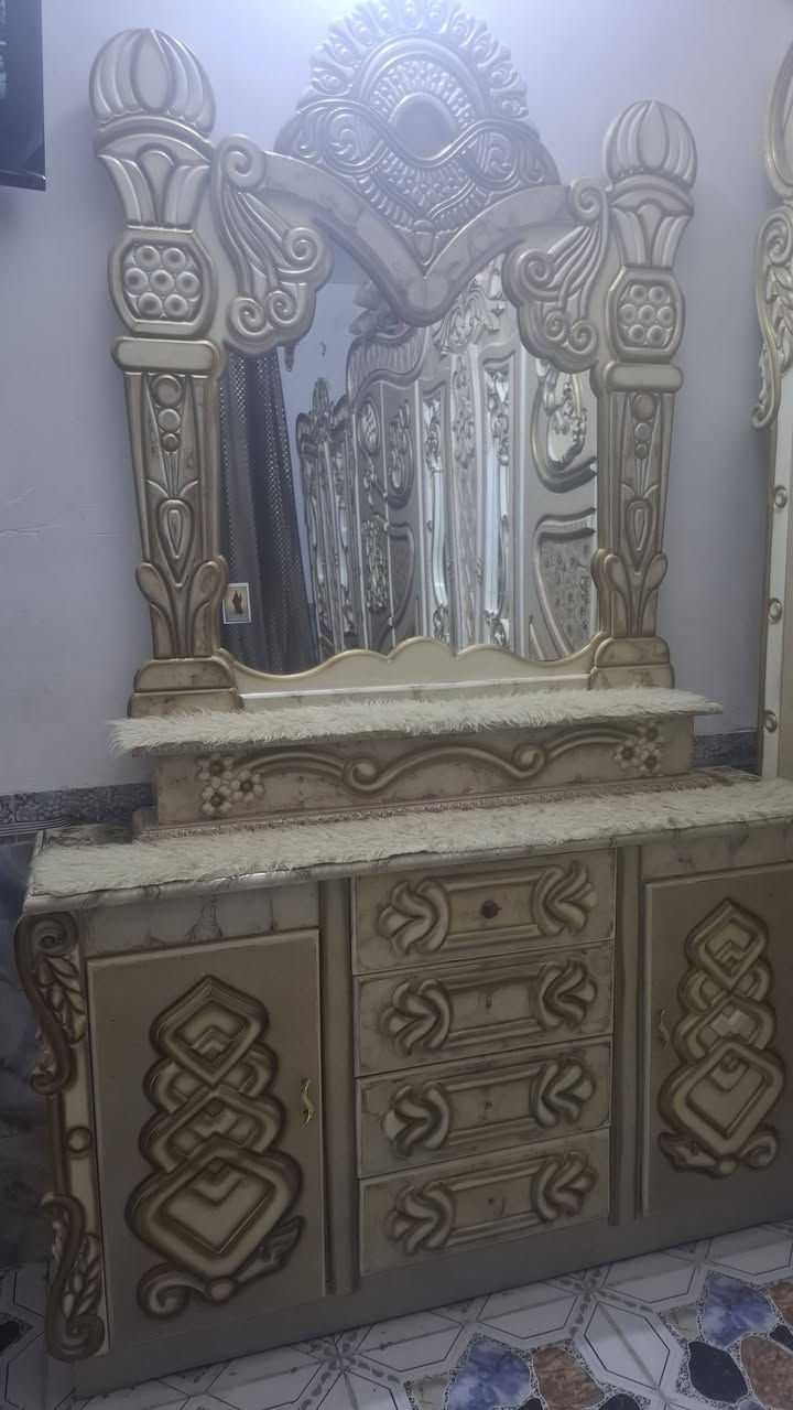 غرفه النوم تسكام لبيع غرفه نضيفه ستخدام سنتين
 سعر ٨٠٠  وبيه مجال قليل لشراي عنوان غراف
***********
