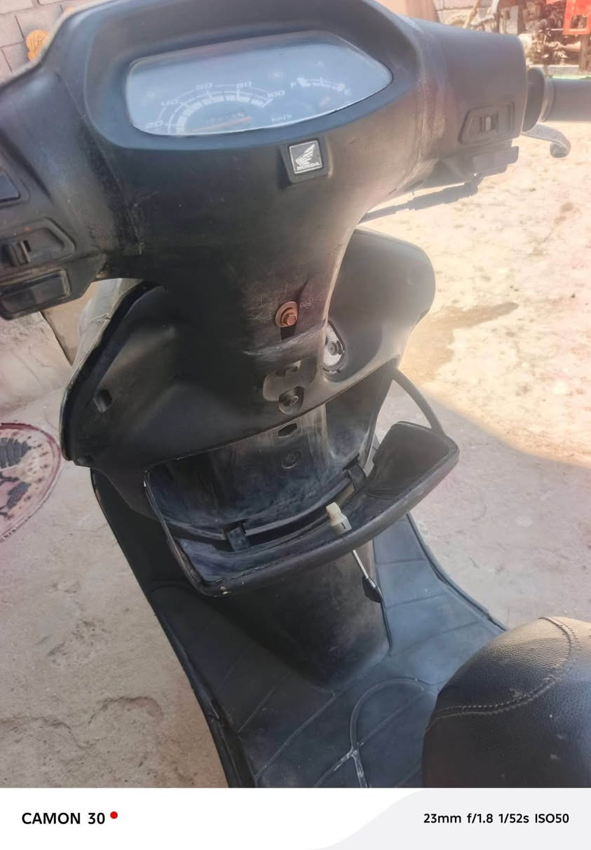دراجه بطه كهربايات شغاله بس سلف دكمه مالته يراد تبديل تراجه مكينتها نضيفه ومثل ما شوفون بصور حته ما مغسوله رايدهاب 100 الف بيهه مجال الشراي رقم تلفوني متواجد واتساب او اتصال ***********
