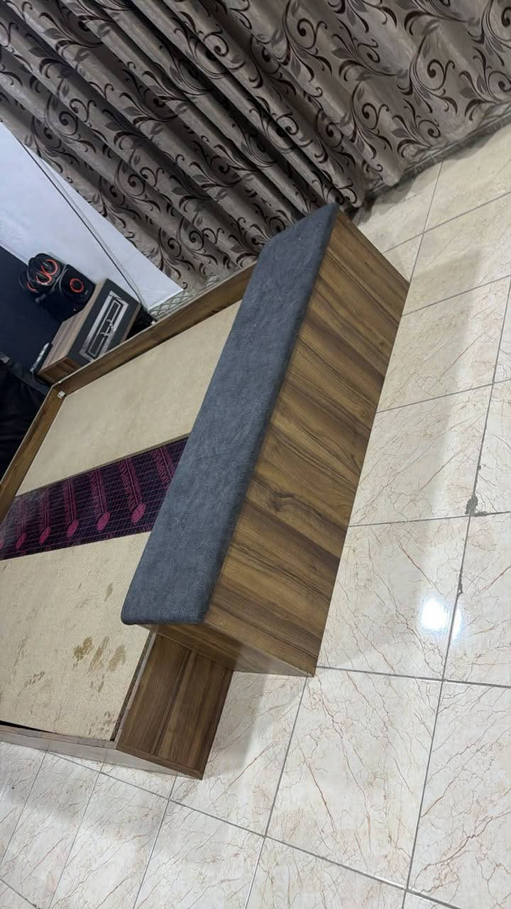 اسلام عليكم غرفة اخشاب البيع غرفة نضيفة حيل 9قطع جاهزة مكان براقي حيل نضيفات قرفة مفتوحة مرة وحدة 
كنتور مقسم 6بيبان ميز جاهز مراية جاهزة تاخذ غرقة تترحملي مكاني بغداد حي نصر سياحي *********** 600بيهة مجال

