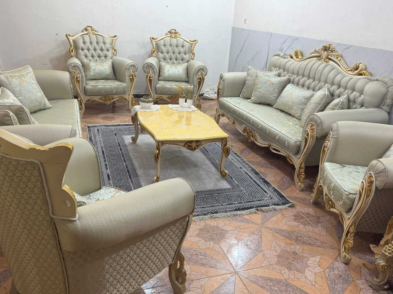 تخم زان تركي ١٠ مقعد مع ميز وسطي جديد استعمال قليل فول نضافه ***********
