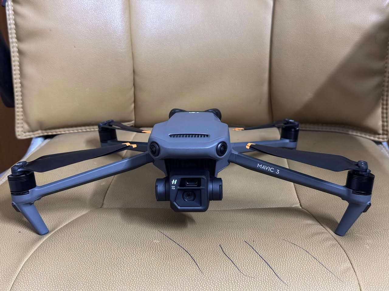السلام عليكم للبيع Dji Mavic3 الغنية عن التعريف كومبو ريمونت عادي كامل المحلقات حتة الفلاتر وياهة استخدام ساعة ونص فقط  وبطارياتهة كل وحدة مشحونة 7 مرات مثل ما موضح بالصور جديدة بدون اي ضرر حتة شخط مابيهة بس المشكلة بيهة حساب يعني تكدر تستخدمهة مدى الحياة وتسوي تحديثات بدون اي مشاكل بس مجرد متكدر تربط حسابك بيهة بالمناسبة تصير ازالة للحساب بس تكلف ورقتين ونص برمجة بدون تبديل بورد وبدون فتح اي شي للاستفسار عن السعر وباقي التفاصيل الاتصال او مراسلة عل خاص او الواتساب على الرقم ***********
