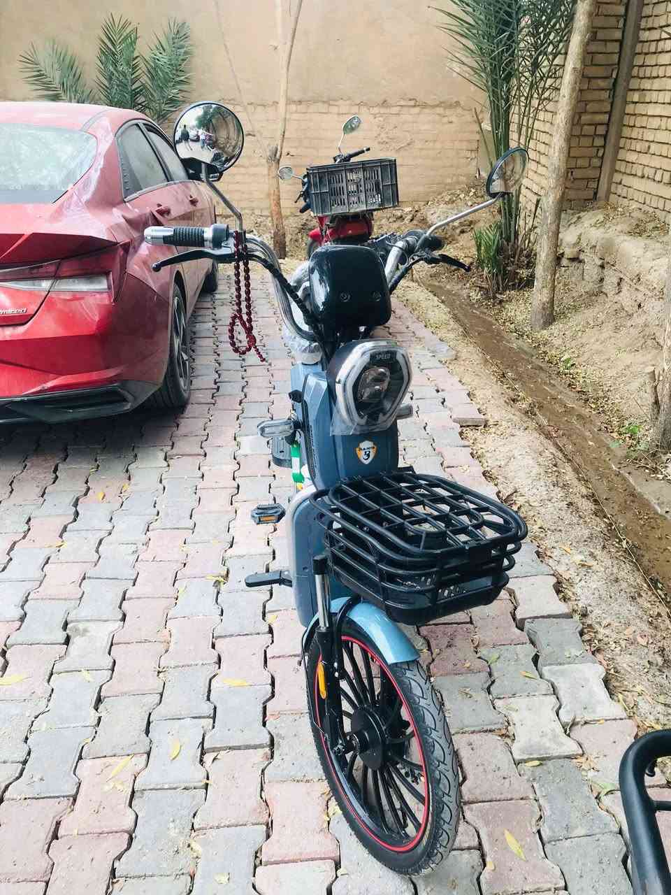 بايسكل شحن🔋⚡ 
5 بطاريات   🔋
موديل  2026 
بصمة تحكم عن بعد 
شاشة  💻
بلاتوث +  مضخم صوت🔊 
سرعة  60 
كهربائيات كلها شغاله 
تايرات چوبلس 
____________
+ منفذ شحن 🔋⚡ موبايل
فقط باترياته بيهاً ضعف يعني إلي ياخذه ويبدله باتريات جدد يترحملي عليه
_________________
للتواصل مع السلامة صاحب البايسكل 
***********
