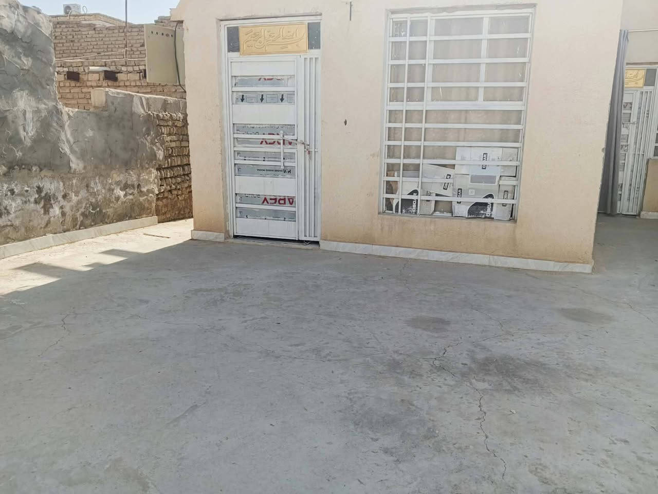 🏠 بيت طابو صرف للبيع

📍 حي الزهراء – 7 نيسان
شارع 12م 
📐 المساحة: 300م²
🧱 البيت بناء عكادة، قديم ومترمم بالكامل العام الماضي، والديوانية بنيان جديد.

يتكون من:
▫️ 3 غرف نوم
▫️ صالة كبيرة
▫️ ديوانية جديدة
▫️ صحيات رجال ونساء
▫️ مطبخين
▫️ الصالة مسقفة

📌 طابو صرف
للاستفسار والتفاصيل خاص ***********
