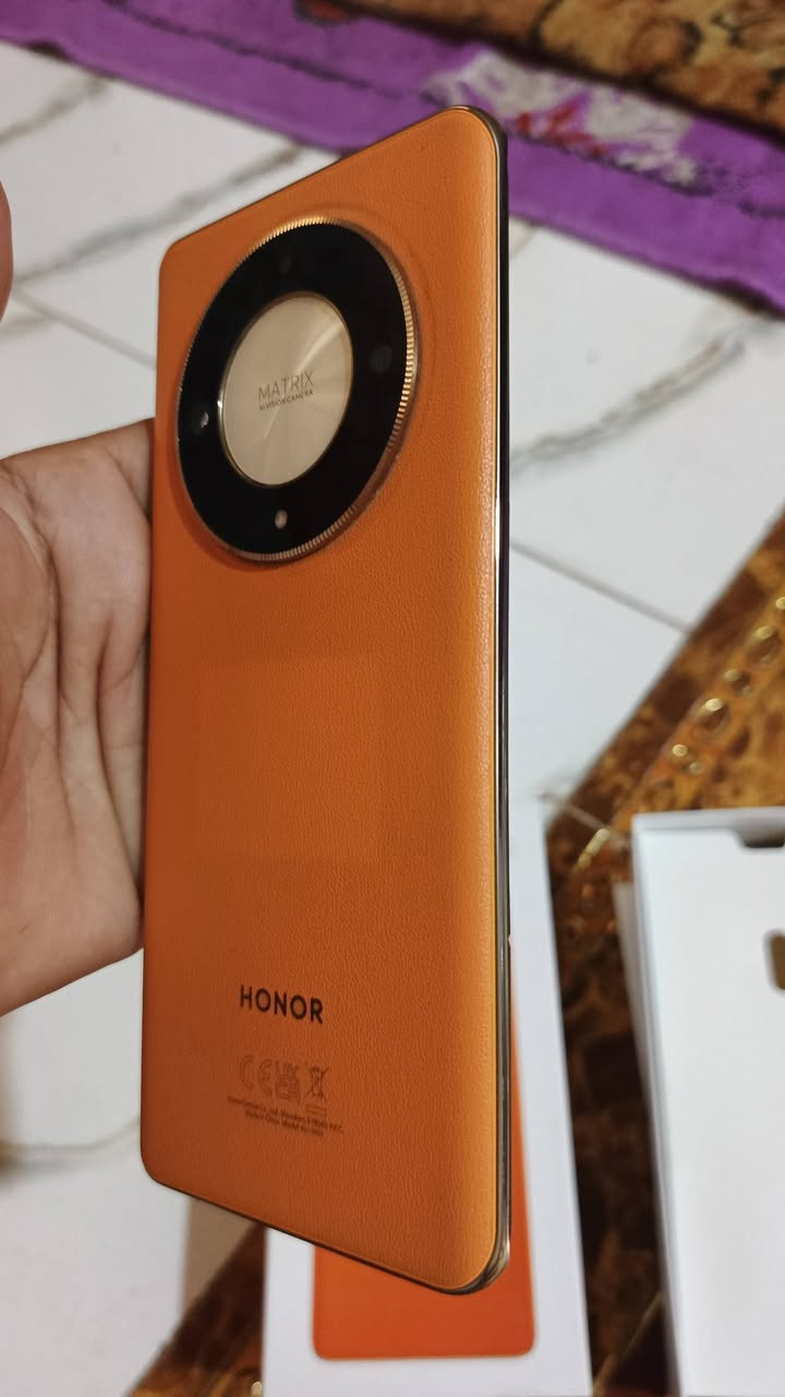📱 للبيع: جهاز Honor X9b 5G (اللون البرتقالي المميز /✅ الجلد)  
​الجهاز أخو الجديد ونظيف جداً مع علبته وكافة ملحقاته.  
​⚙️ أبرز المواصفات:
1الشاشة: AMOLED منحنية، فائقة المقاومة للكسر والصدمات.

​الذاكرة والتخزين: ذاكرة داخلية 256 جيجابايت مع رام 12✅
 
جيجابايت (توسع إضافي عبر Turbo RAM).✅

​المعالج: Snapdragon 6 Gen 1 (أداء ممتاز وسلس في الألعاب والتصفح).✅

​الكاميرا الأساسية: دقة 108 ميجابكسل لتصوير عالي الدقة.✅

​البطارية: ضخمة بسعة 5800 مللي أمبير تدوم ليومين م✅

​الشبكة: يدعم جيل خامس 5G.  
​الظهر: تصميم أنيق جداً بخامة الجلد باللون البرتقالي.  ✅

​النظافة: الجهاز بحالة ممتازة وبدون أي عيوب أو تصليح سابق

يدعم الالعاب القويه معالج قوي بطاريه قويه 5800.
