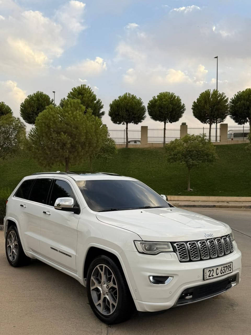 وعليكم السلام 🌹
🚙🔥 للبيع جيب جراند شيروكي أوفرلاند موديل 2020 – فول مواصفات 🔥🚙

🤍 اللون: أبيض
✨ الفئة: Overland – فول 
***********
مواصفات
📅 الموديل: 2020
🛣️ الممشى: 58,000 KM
🇺🇸 شركة هارلم
🌍 خليجي
🤍 داخلية بيضاء فخمة
🛞 جكات أمامية
📺 3 شاشات

⭐ المواصفات والتجهيزات:

✅ فتحة سقف بانوراما
✅ جلد فاخر
✅ مقاعد كهربائية
✅ تبريد وتدفئة للمقاعد
✅ ذاكرة مقاعد
✅ شاشة كبيرة
✅ 3 شاشات
✅ كاميرات وحساسات
✅ رادار وأنظمة أمان
✅ تشغيل عن بُعد
✅ باب خلفي كهربائي
✅ ستيرن كهربائي متعدد الوظائف
✅ نظام صوت فاخر
✅ جنوط رياضية
✅ إضاءة LED
✅ جميع مواصفات الأوفرلاند 🔥
✅ كتاب تضليل مروري رسمي وياها 📄

💎 جيب أوفرلاند 2020، فخامة ومواصفات عالية، داخلية بيضاء مميزة، شركة هارلم وخليجي، وماشية فقط 58 ألف كم.

📍 الموقع: السليمانية
📞 للاستفسار: ***********
