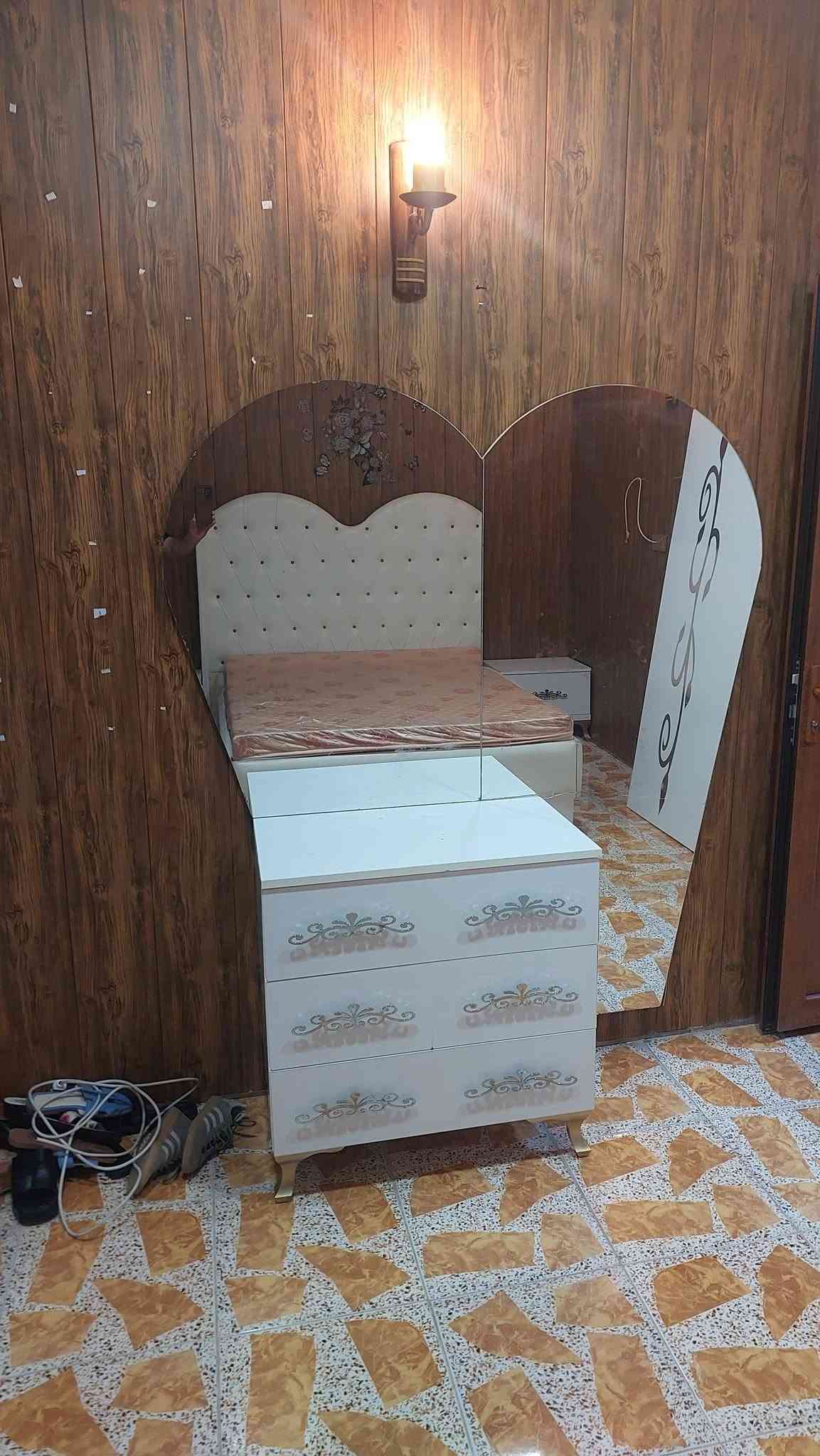 ژووری نووستن 6 پارچە زۆر پاکە دۆشەکی ئیسفنجی طوبی لەگەڵە لە سلێمانی.
نرخی 500 هەزار دینارە 
تلفون  ***********
