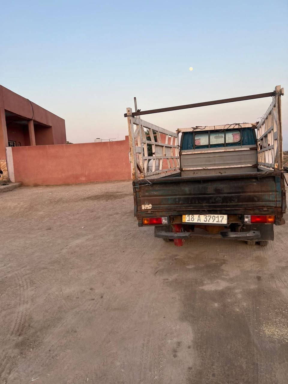 سلام عليكم 
كيا سامسونك موديل 2000 محركها مال بنكو 2700 سياره بسمي سنويتها لل 30 رقمها انكليزي  سياره فقط كشرتها شوفت عينك.    للبيع او مراوس بكيا بنكو وانطي فرق 

مكاني سماوه ***********
