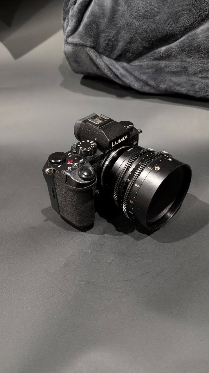 Lumix S5 
السلام عليكم، للبيع فقط او الاستبدال مع عدسات لومكس Full Frame فقط.
Lumix s5
4k60 10bit 422 +14stops
BRAW 12bit اذا مع Black magic monitor و Apple Proress مع Atoms ninja
FHD 180fps 10bit 422
24MP Dual Native ISO 640/4000
6K Photos + 96MP Photo mode
كل مواصفات السينما بيها:
شتر آنگل / سلايدر (لايڤ كروب/لايڤ زوم)
ويڤ فورم، فكتور سكوب، زيبرا 2، وأشياء أكثر.
معاها عدستين، والثالثة للبيع 7artisans 50mm cine T2.0 + lumix 20-60mm 3.5-5.6, واللي للبيع 7artisans 35mm cine T2.0, وعندي ملحقات ما احتاجهم مثل بطاريتين زيادة مع بطاريتها يعني 3 + شاحن بطاريات خارجي +  تريگر Godox Pro. علماً المعدات ماتفرق عن الجديد والكراتين موجودة والتريگر ولا مرة استعملته اشتريته احتياط وفتحته وقت الشراء لأن عندي Lumix s1ii ومعداتها وما استخدم الS5 الا ما ندر، السعر بدون أي معاملة 1,850 يعني 1,200$ لكل هذي الأشياء علماً لو ماعندي ما أبيع بهالسعر لأن سعر البدي اذا تحصل وبدون عدسة مليون ونص، مكاني اربيل وماعندي توصيل وشكراً واللي يحب يشوف الكواليتي يگدر يرسل لي. ***********
