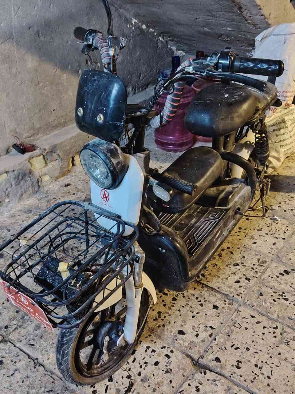 دراجه شحن نضيفه متروكه بيه خلل بسيط بلكهربائيات للبيع 
الشراي يتصل على الرقم ***********
