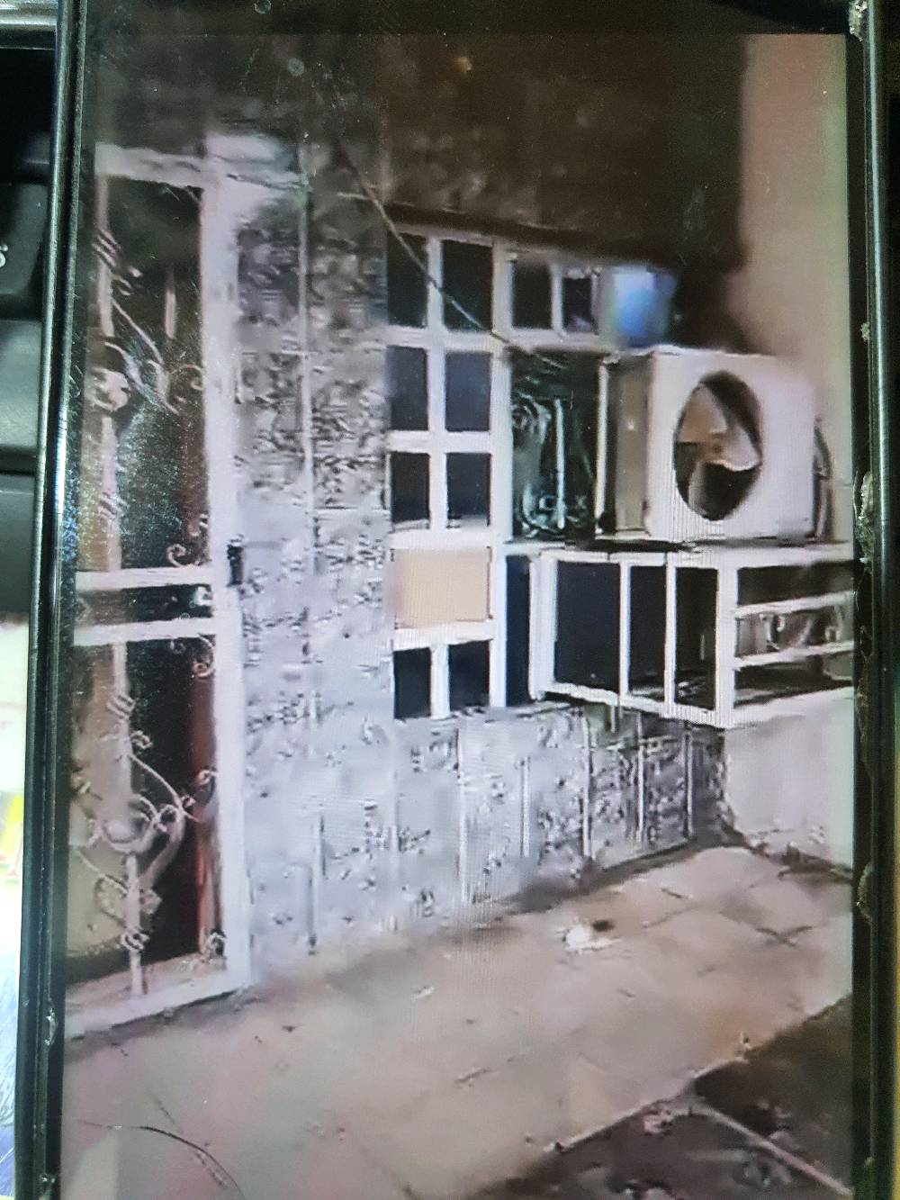دار للبيع مساحتها ١٢٠ م جبهتها ٦م  في حي المواصلات الثانيه قرب حلب تحتوي على غرفتين نوم وصاله ومطبخ وخدمات وكراج مدخلين بناء كلاسيكي ارتفاع السقف ٣م السعر المطلوب ١٣٥ مليون للمزيد من المعلومات الاتصال وتساب للفيديو والتواصل واللوكيشن ***********