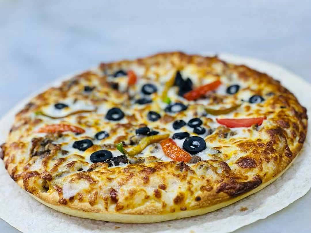 ،نقدم الكم مطعم أبو الأشتر اطيب بيتزا  وهمبركر وبشهادة الزبائن اكيييد 😍
البيتزا اسعارها مناسبه للجميع والسكل والطعم مو طبيعي 😉
الاسعار حسب الحجم... صغير ٤ ب٦٠٠٠ وسط ب٧٠٠٠ كبير ب١٠الاف عائلي ب١٢الف
صاج يطالي صاج تركي٥٠٠٠
صاج البناني ٢٥٠٠
صغير ٢٠٠٠
الهمبركر السندويش ب١٠٠٠. بدون جبن وبالجبن ب
هم طعم وهم شكل 😉
[[التوصيل مجاناً]] 🛵🛵🛵😋😋
فقط
فقط اتصل☎️☎️☎️الحجز
***********

العنوان ✅
 طريق مشمش شارع السجاد مقابيل دكتور الاسنان مجاور سيد جوده

#زيــــنـب_بـــنــت_الـمــدحـتـيــة
