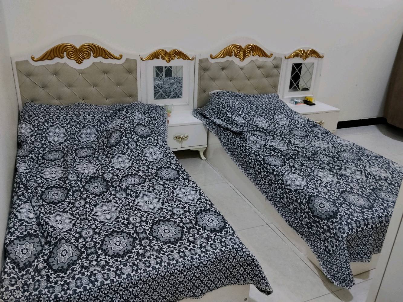 غرفه لون ابيض و ذهبي ٤ قطع مع  كنتور ٤ ابواب مع سريرين و ميز غرفه كامله تركي سعر  ٧٠٠ و بيها مجال