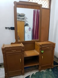 ميز تواليت • للبيع
